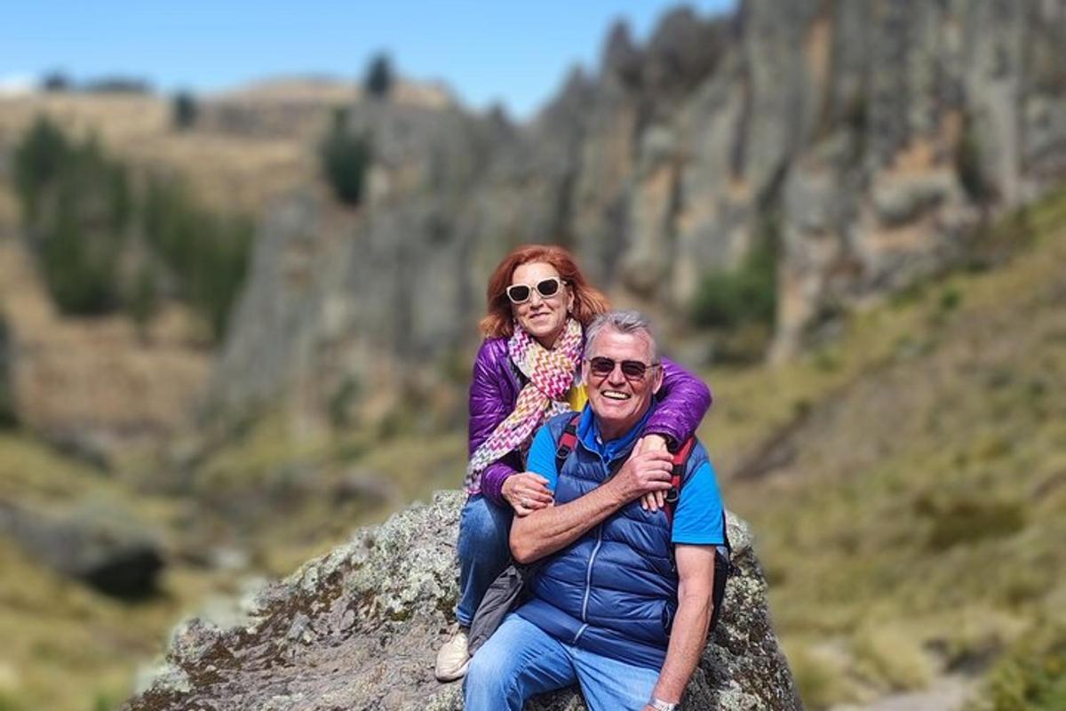 um homem e uma mulher sentados em uma rocha
