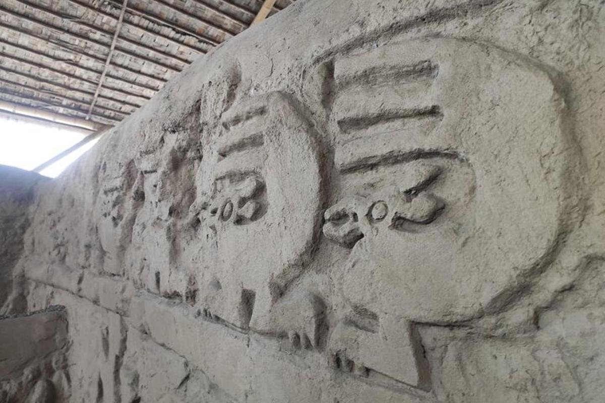 um muro de pedra com um rosto pintado nele