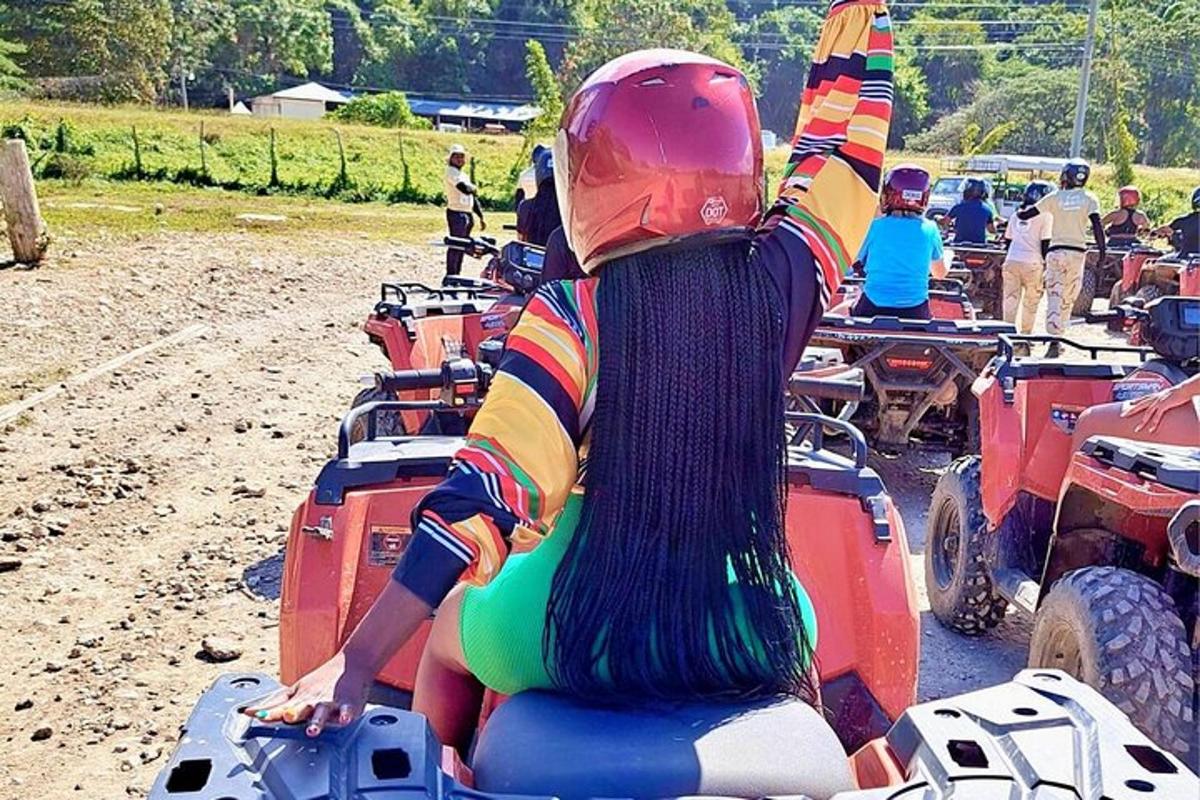 žena sedící na zadní straně čtyřkolky