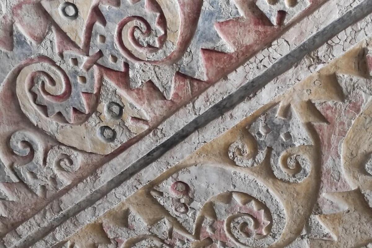 detail kamenné zdi se složitými vzory