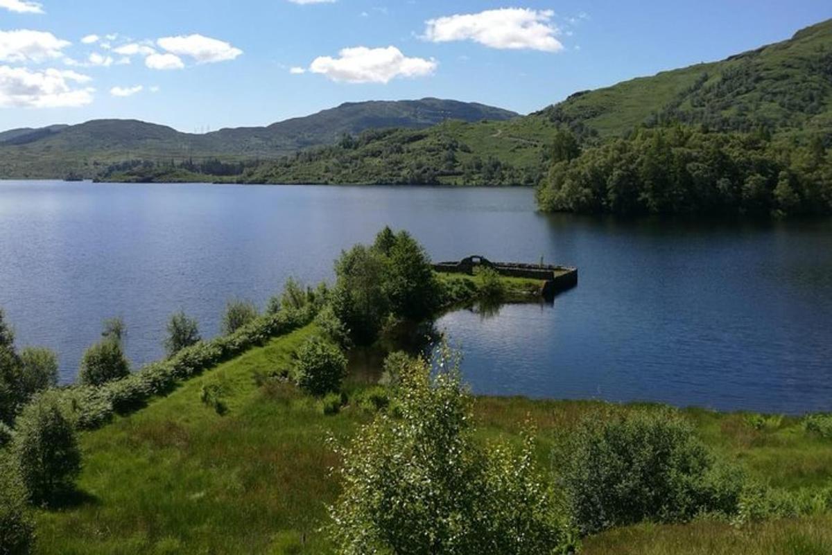 un grande lago con un treno su un ponte