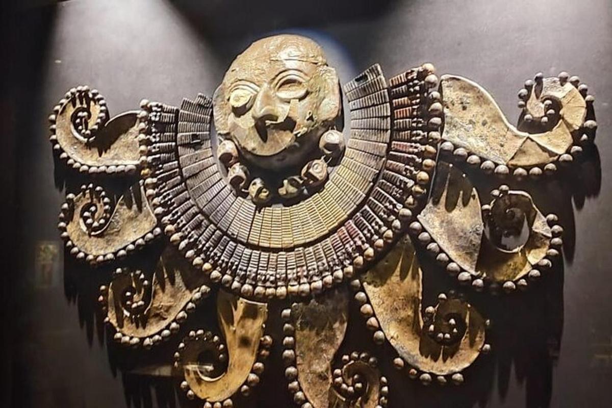 uma máscara de ouro em exposição em um museu