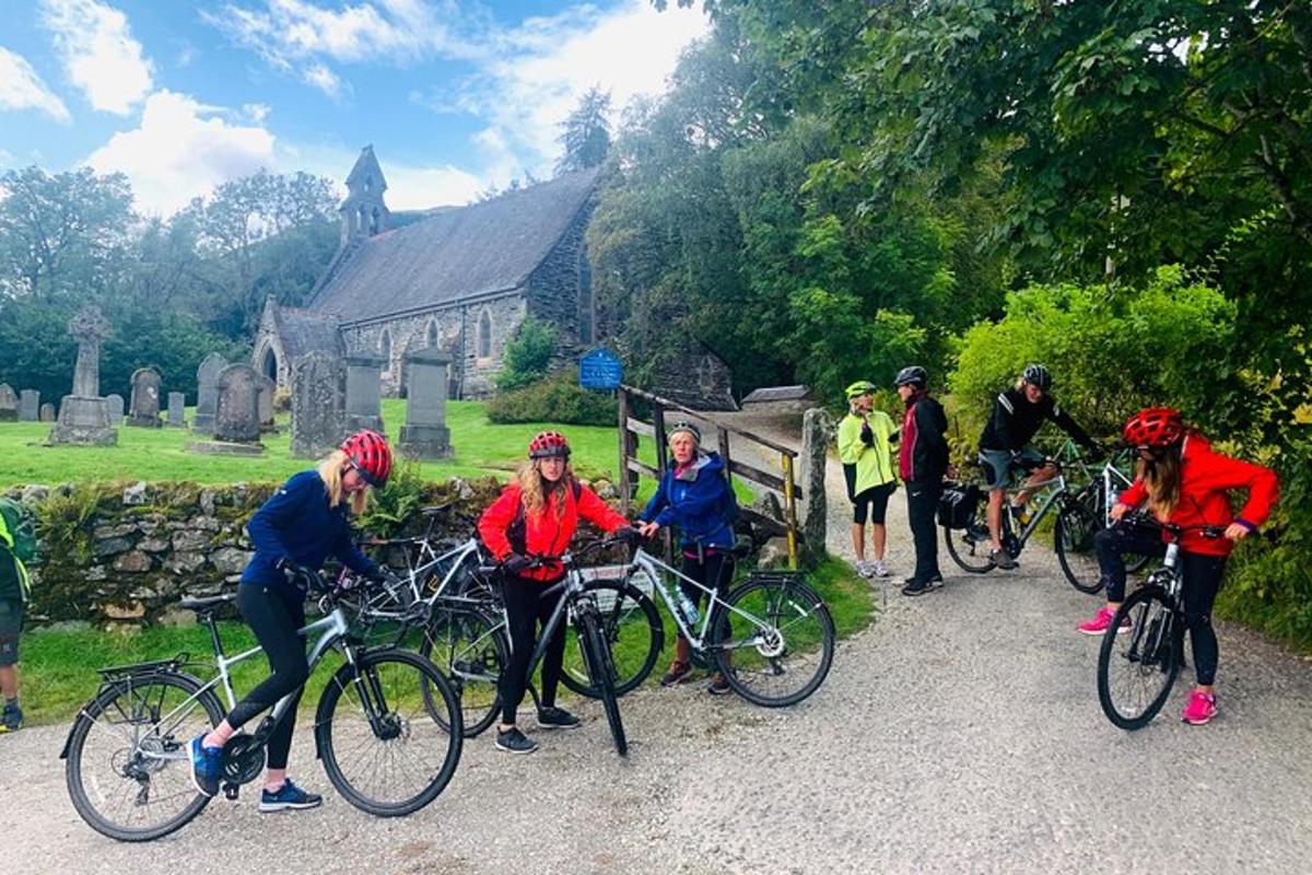 un grup de persones anant en bicicleta davant d'una església