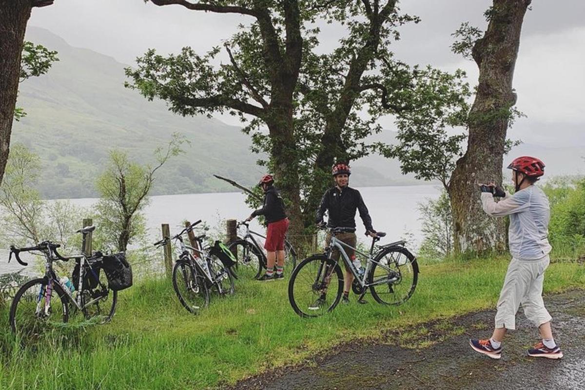 un gruppo di persone in piedi accanto alle loro biciclette