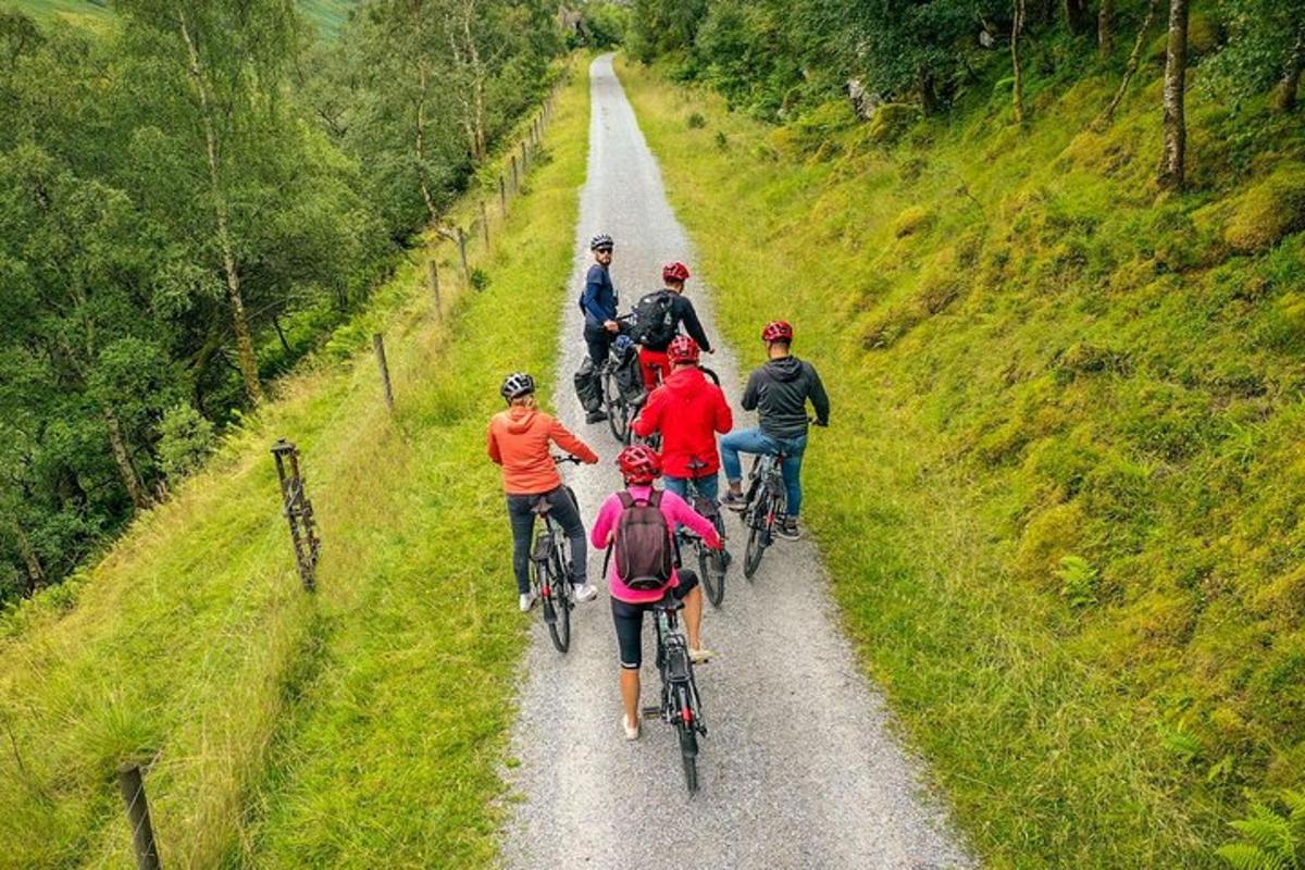un gruppo di persone in bicicletta lungo una strada sterrata