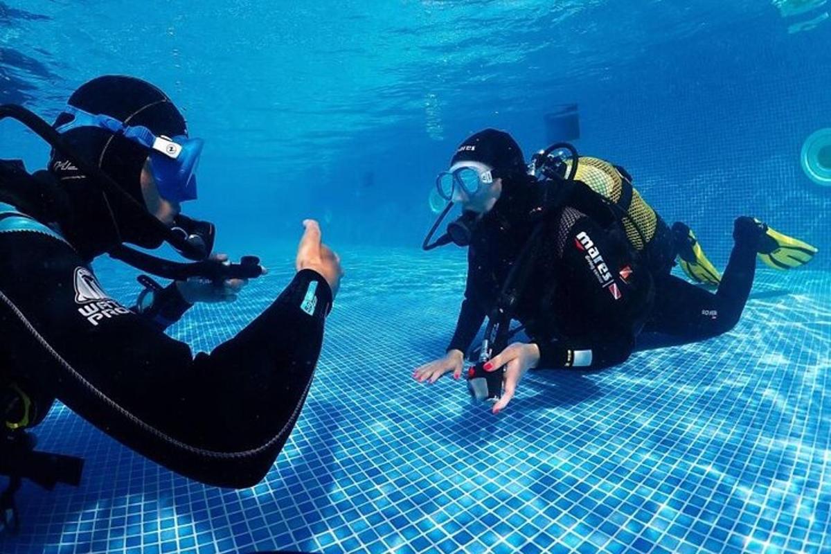 tre persone in acqua in una piscina
