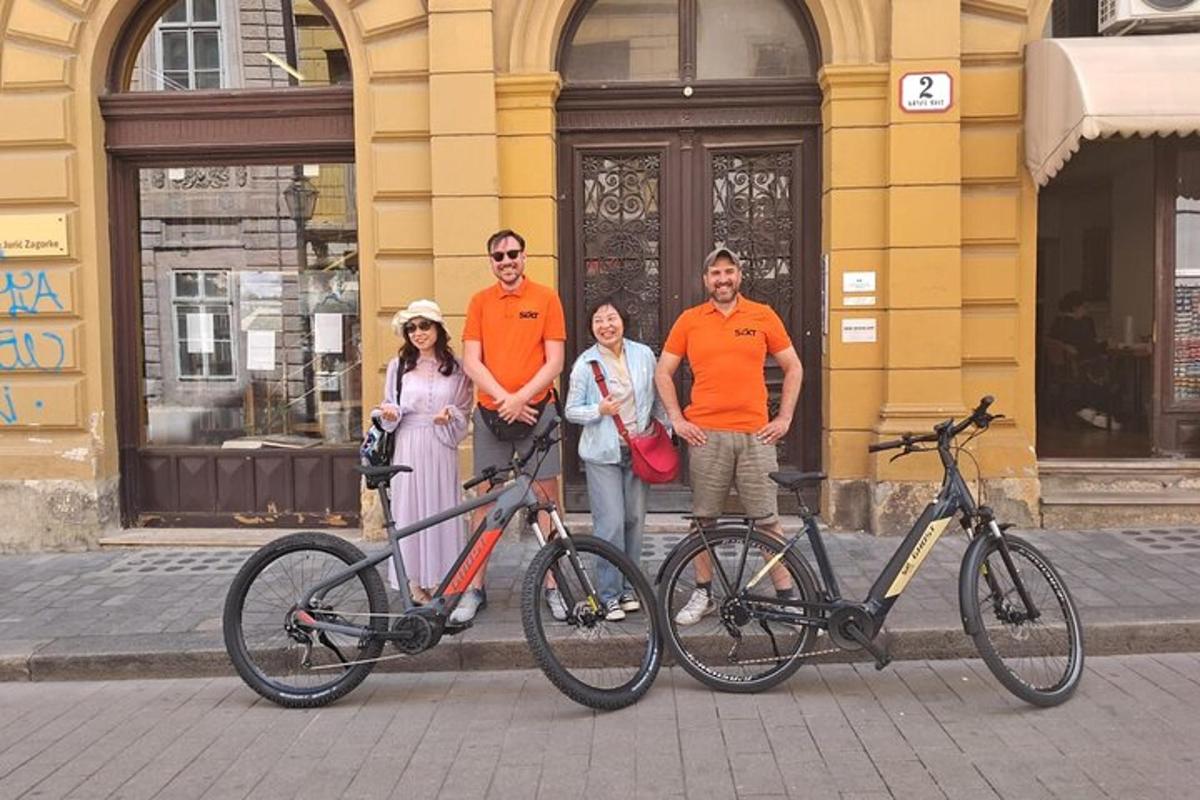un gruppo di persone in piedi accanto a due biciclette