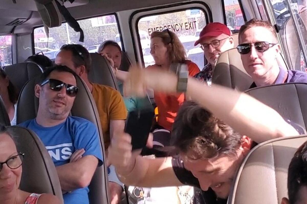 skupina lidí sedících v autobuse