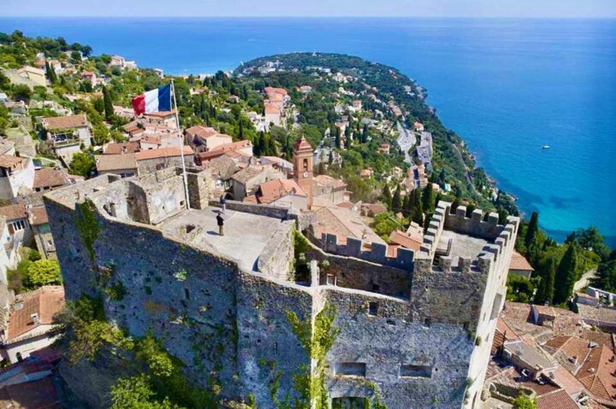 uma vista aérea de uma cidade com um castelo