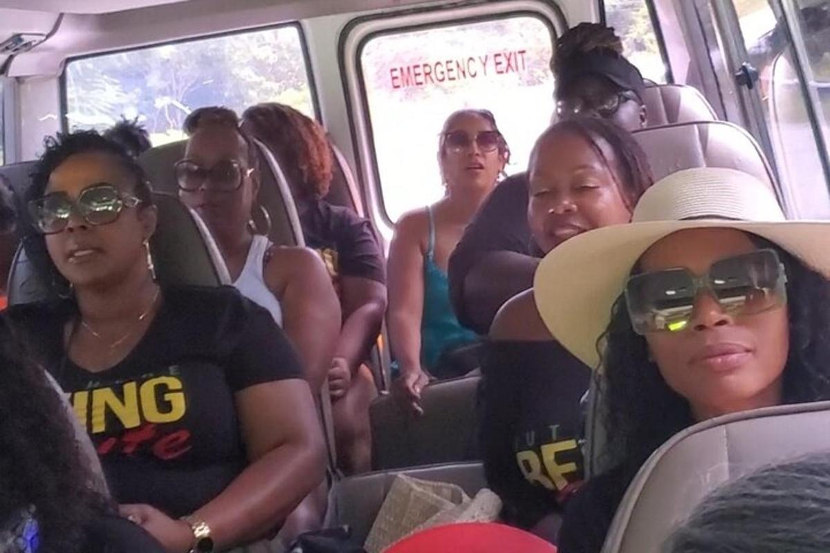 sekelompok wanita duduk di dalam bus