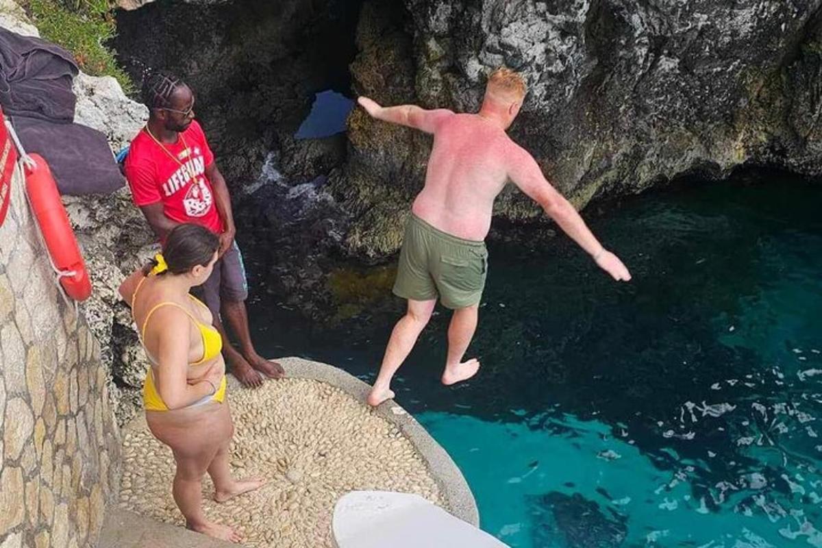 muž skákající do bazénu s vodou