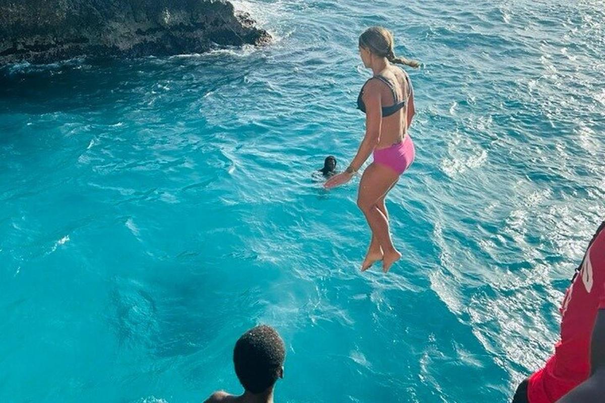 žena stojící ve vodě v oceánu