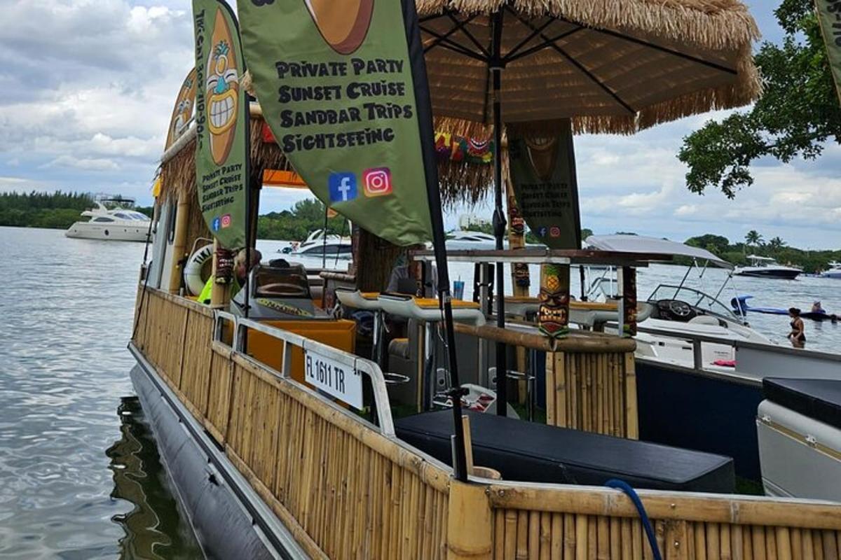 чамац са кишобраном на води