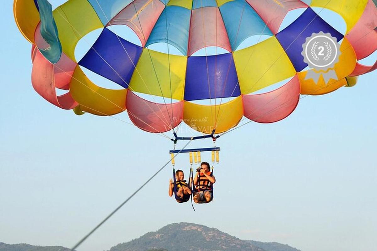 due persone stanno viaggiando in cima a un paracadute