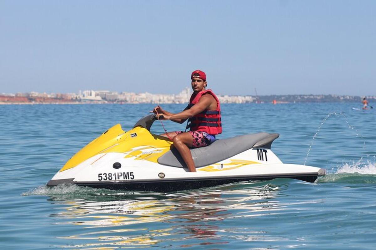 egy férfi jetskizik a vízben