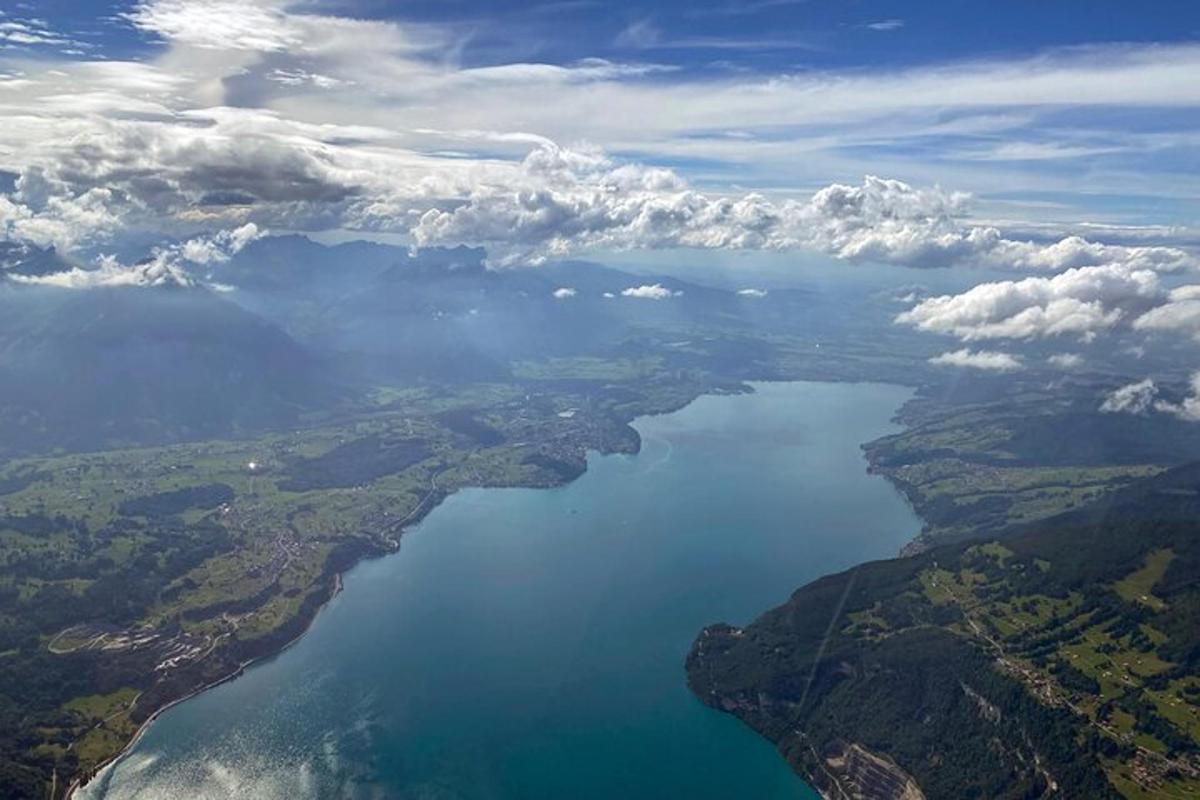 uma vista aérea de um grande corpo de água