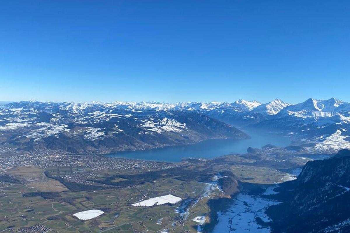 uma vista aérea de um lago nas montanhas