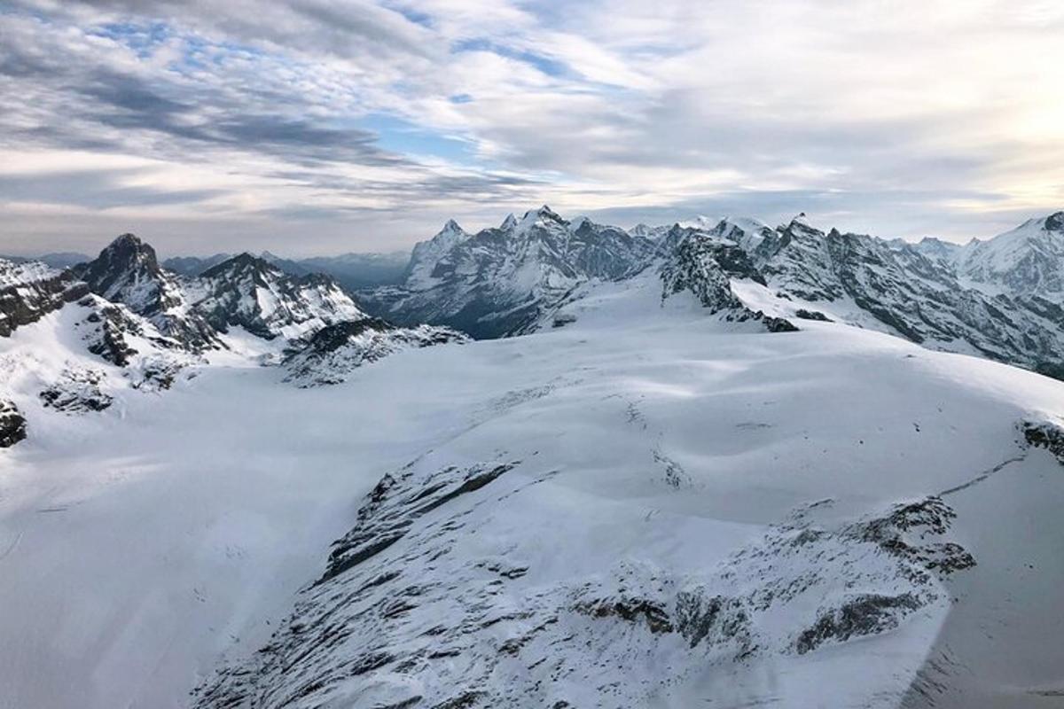 snæviþakinn fjallgarður með snæviþöktum fjöllum
