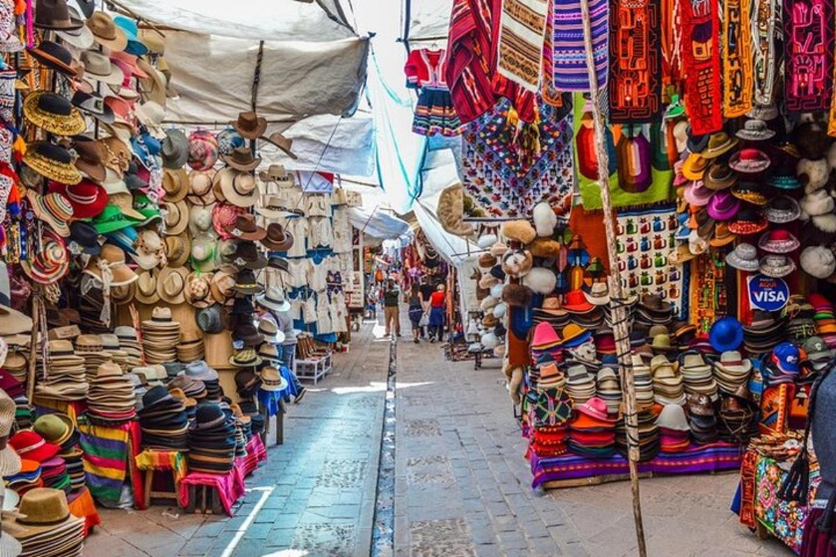 un mercato con molti cappelli e altre merci