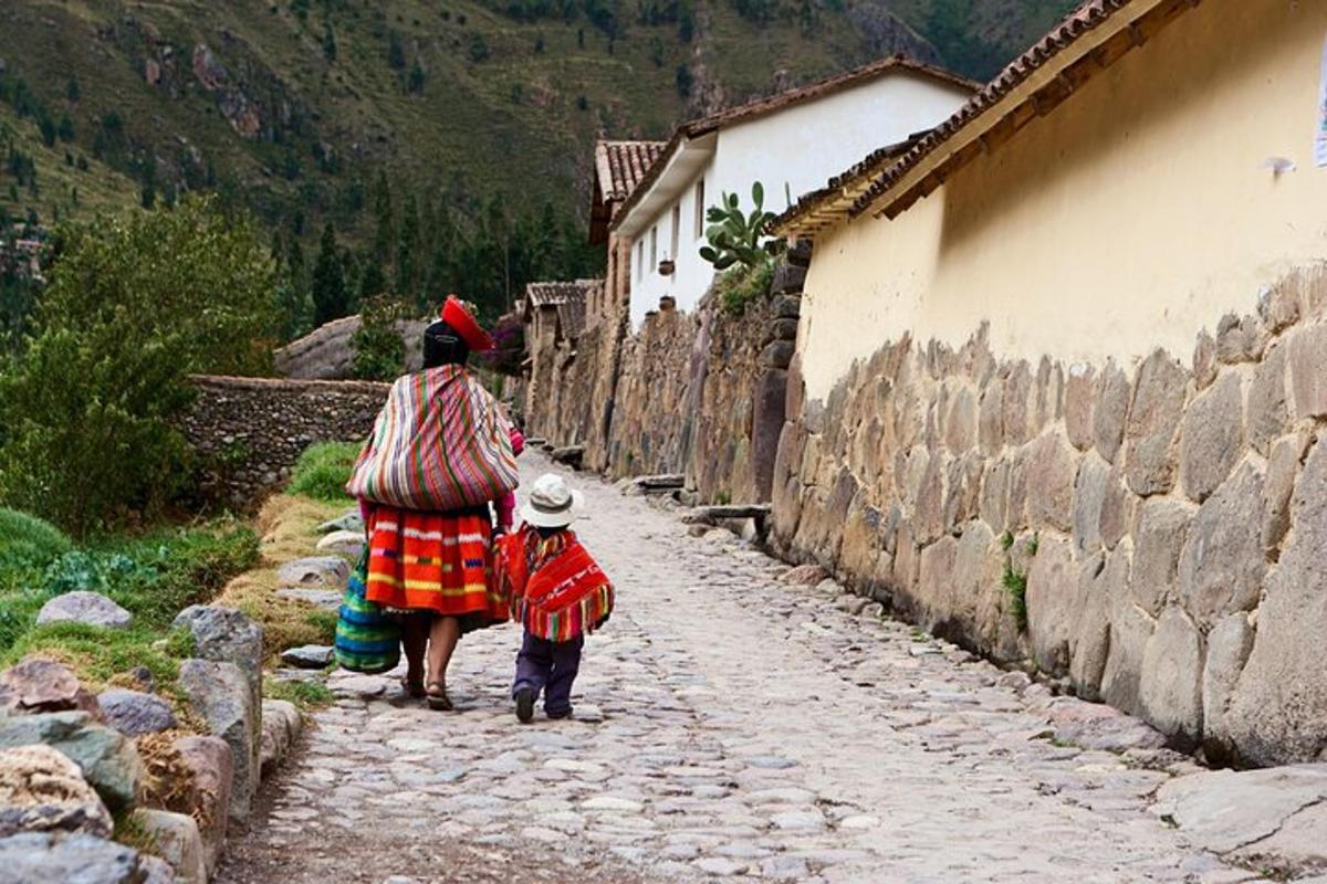 una donna e un bambino che camminano lungo una strada