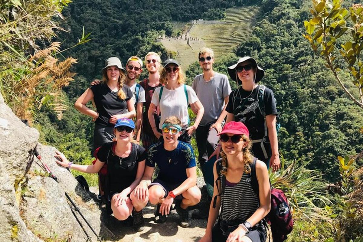 sekumpulan orang bergambar di atas gunung