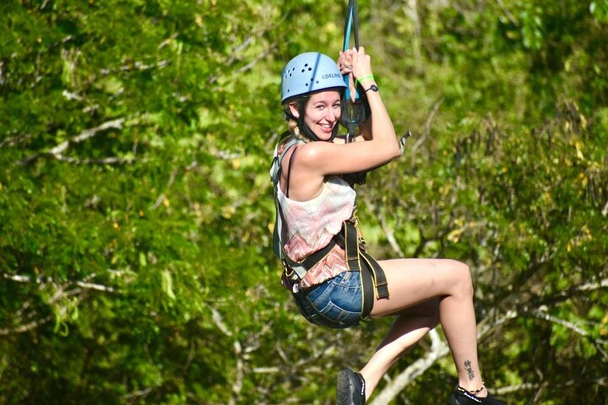 una donna è appesa a una teleferica