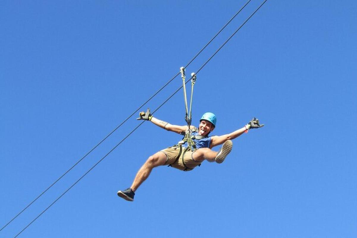 un uomo su una teleferica nel cielo