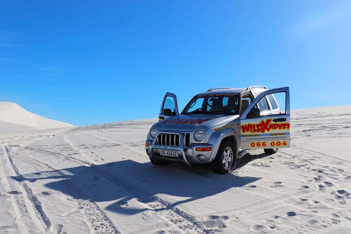 jeep zaparkowany na piasku na pustyni