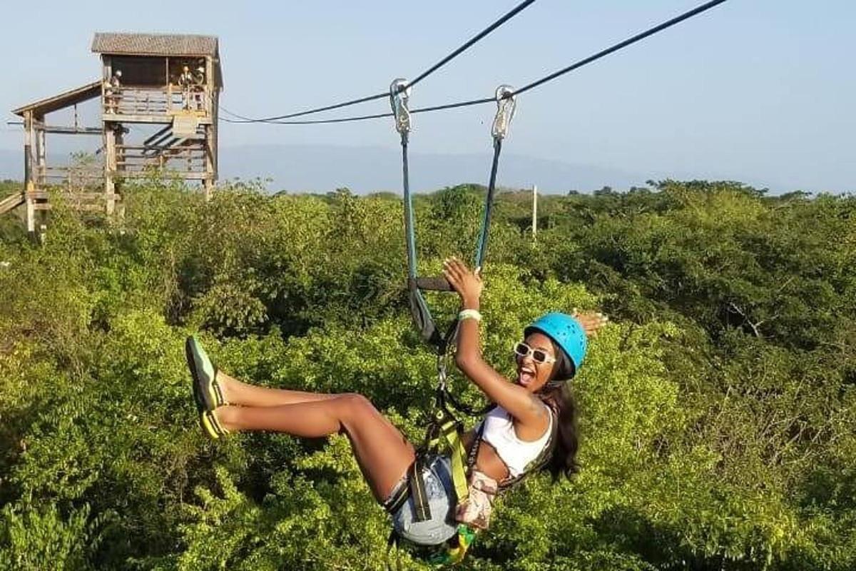 dívka sedí na zip line