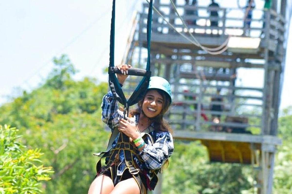una donna sta cavalcando una teleferica