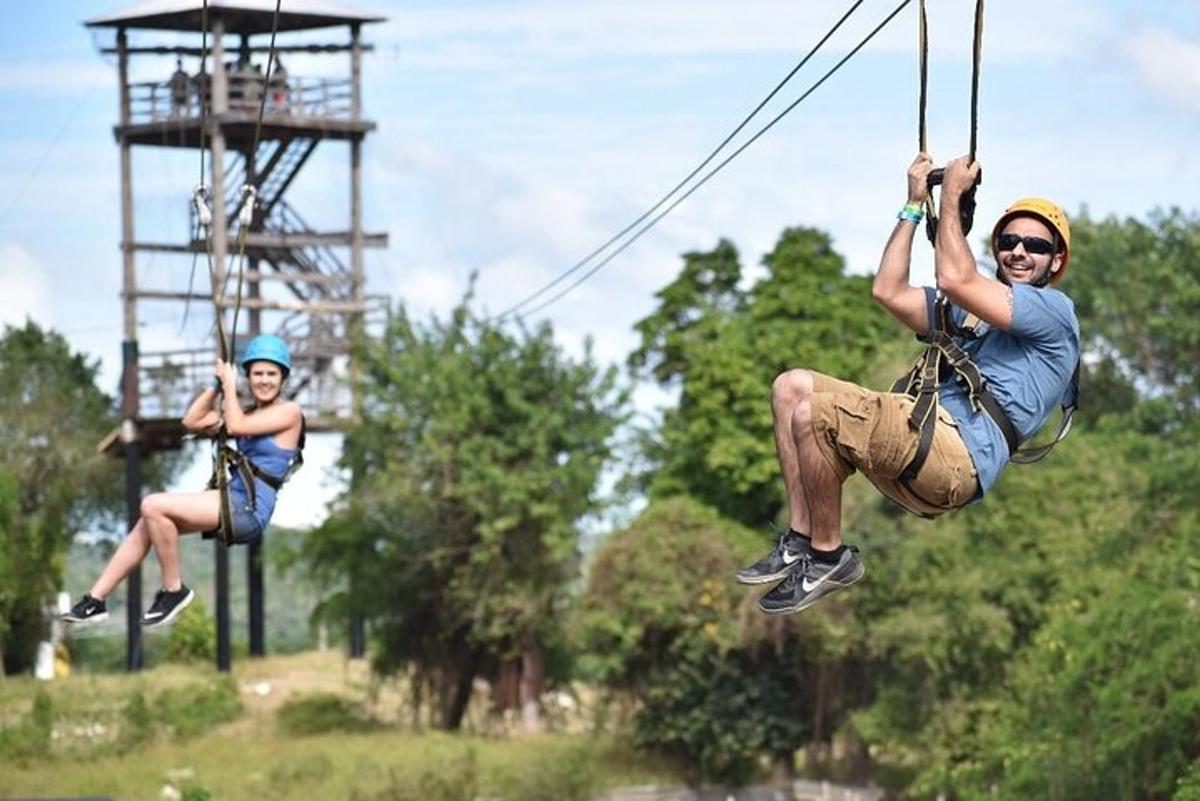 un uomo e una donna che viaggiano su una teleferica