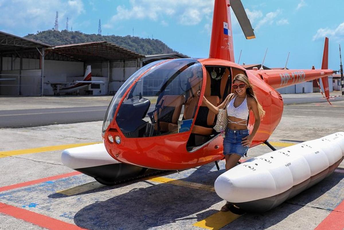 una donna è in piedi accanto a un elicottero rosso