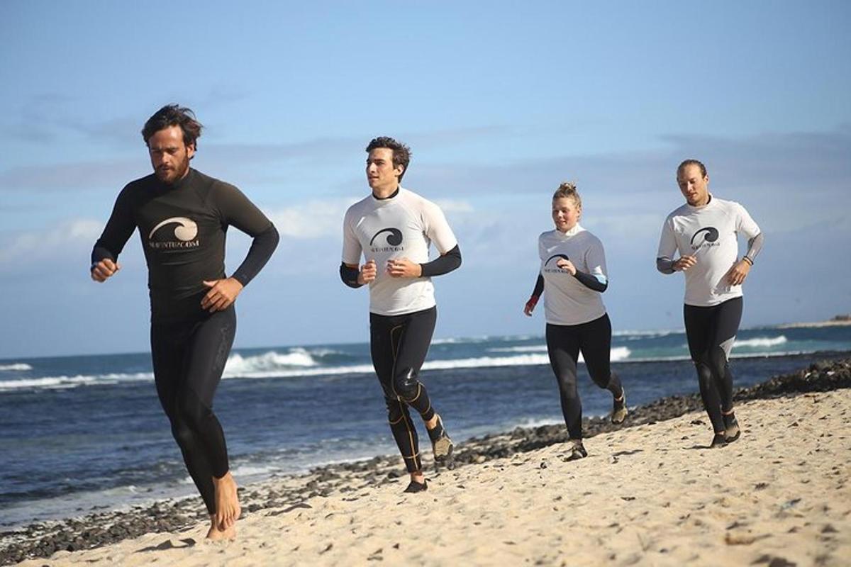 um grupo de pessoas correndo na praia