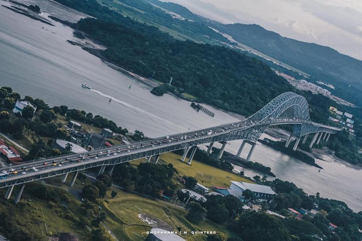 una vista aerea di un ponte sopra un fiume