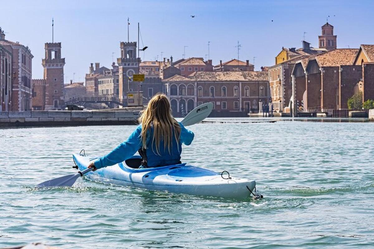 eine Frau sitzt auf einem Kajak im Wasser