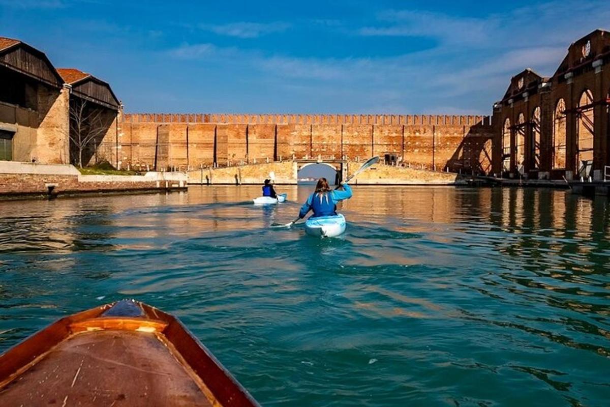 eine Frau ist in einem Boot im Wasser