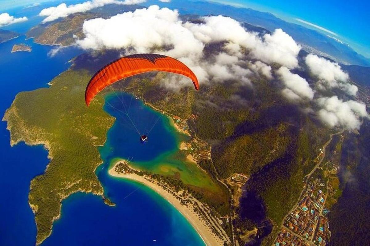 paraglider sedang terbang di atas lautan