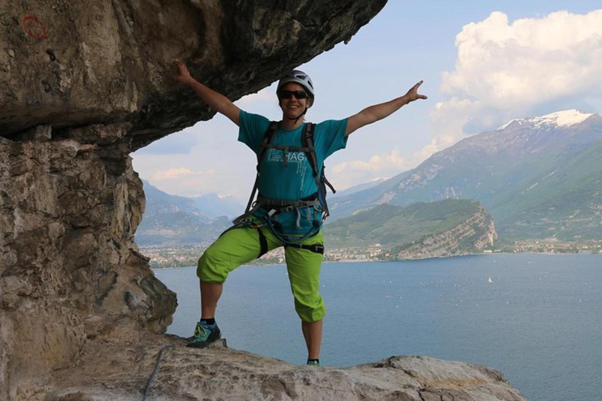 muž stojící na skále s rozpaženýma rukama