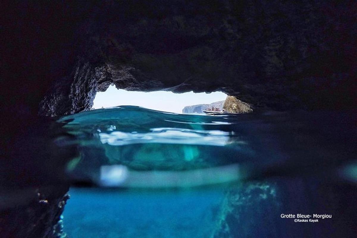 uma vista de uma caverna com água azul
