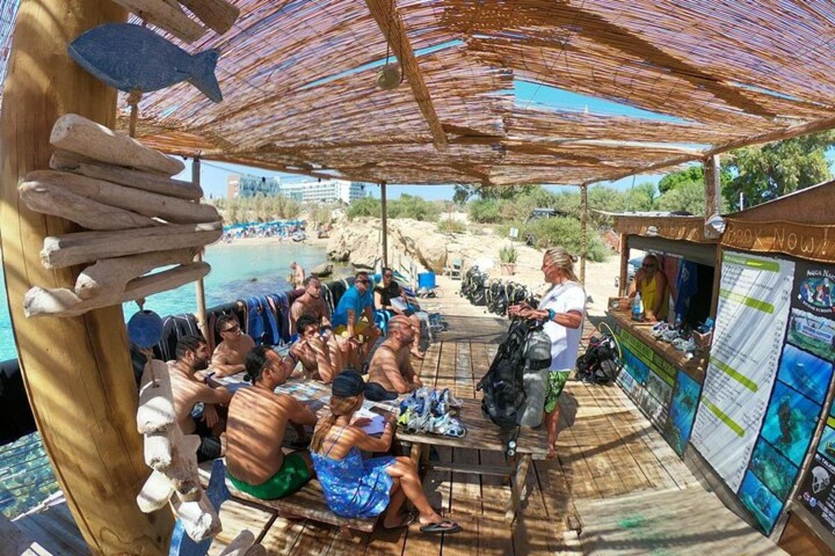 isang grupo ng mga tao na nakaupo sa isang bar malapit sa tubig