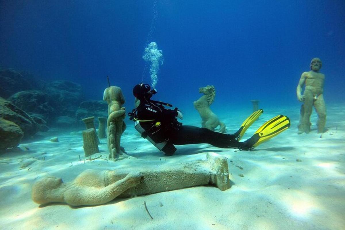 skupina figurek mořských panen v oceánu