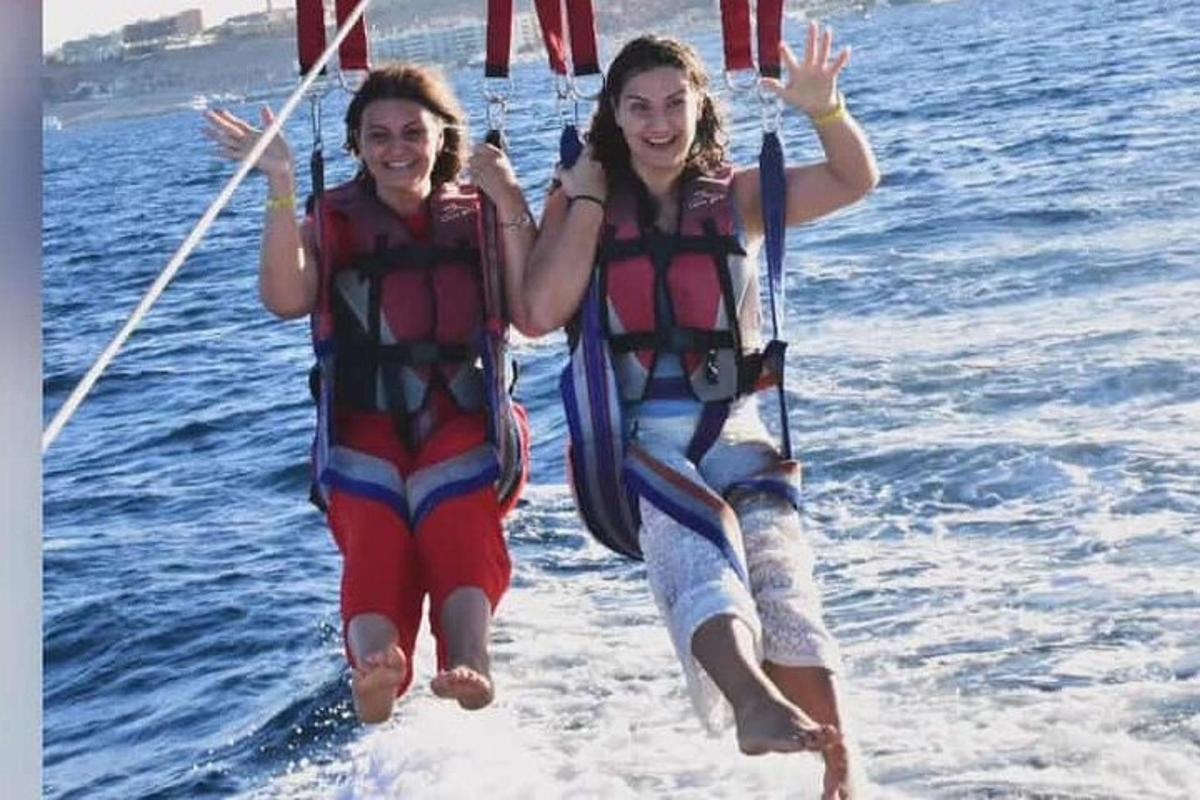 due ragazze con i giubbotti di salvataggio stanno saltando in acqua