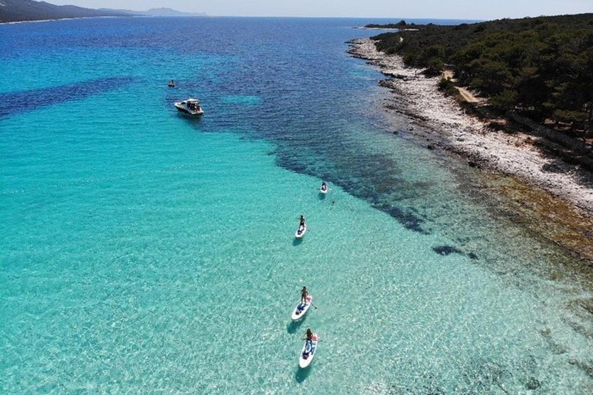 tre persone su barche in acqua nell'oceano