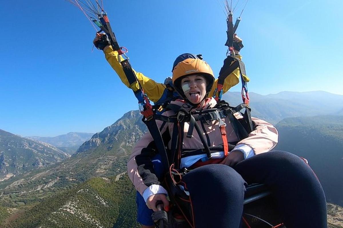 uma mulher está andando de paraquedas em uma montanha