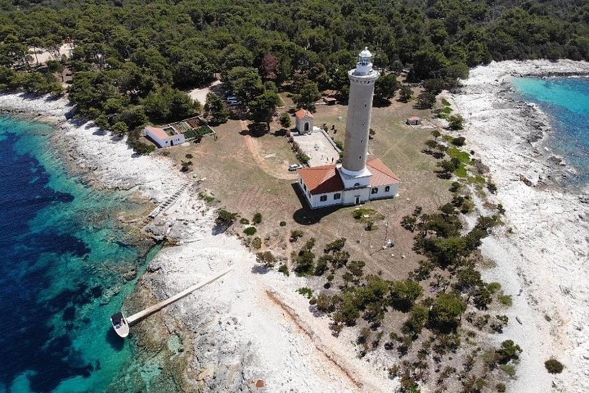 una vista aerea di un faro su un'isola