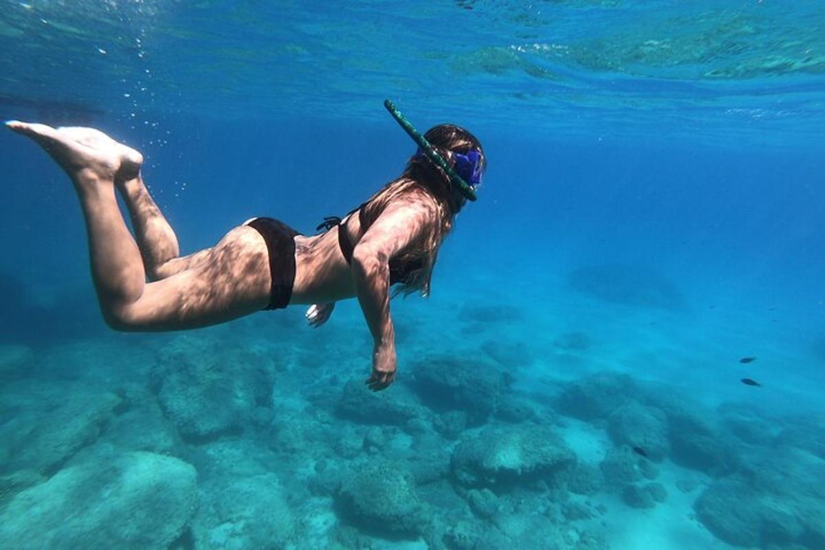 海で泳ぐ女性