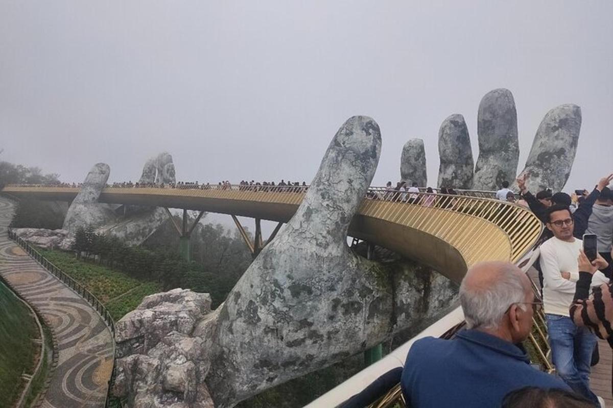 una grande statua di una mano che sorregge un ponte