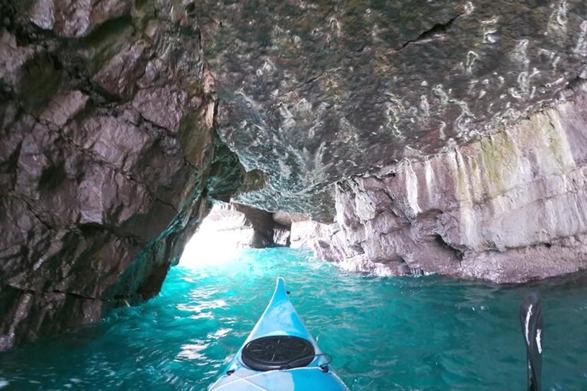 un caiac en una cova a l'aigua