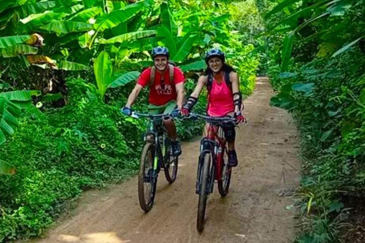 Ein Mann und eine Frau fahren mit dem Fahrrad einen Feldweg entlang