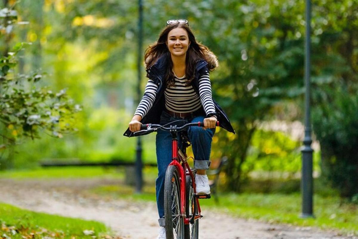 una donna che va in bicicletta lungo un sentiero